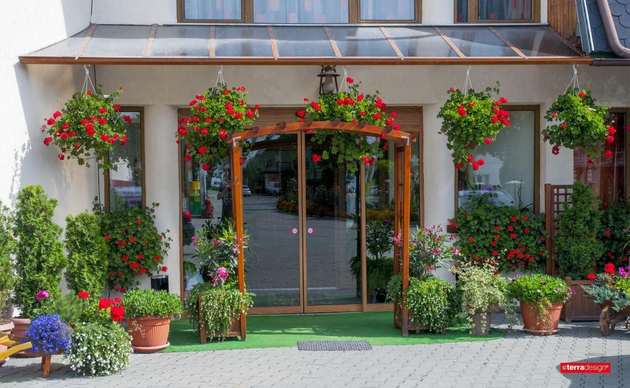 Hotel Cosmos Кымпулунг-Молдовенеск Экстерьер фото