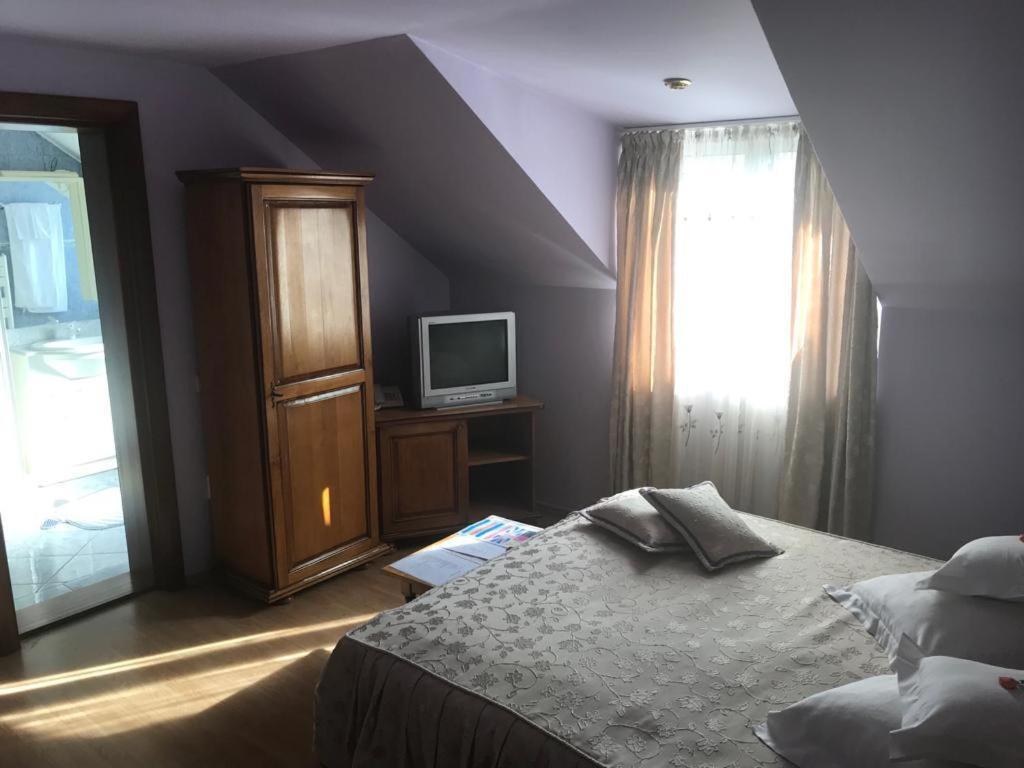 Hotel Cosmos Кымпулунг-Молдовенеск Экстерьер фото